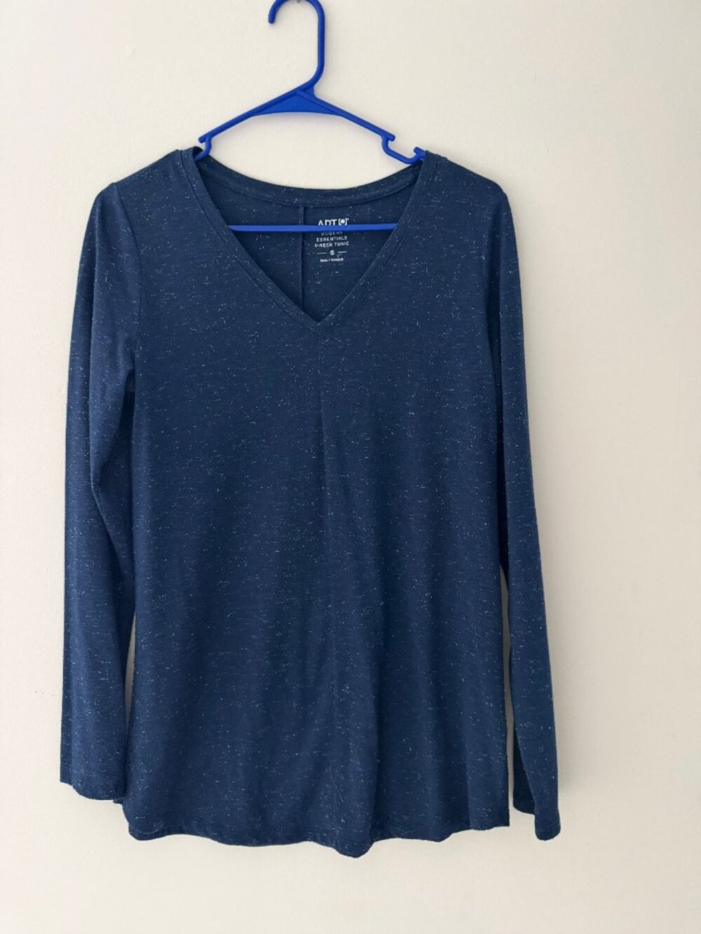 VERY PRETTY APT 9 NAVY BLUE SPARKLY LONG SLEEVE SHIRT TOP - V NECK WOMENS SIZE S
